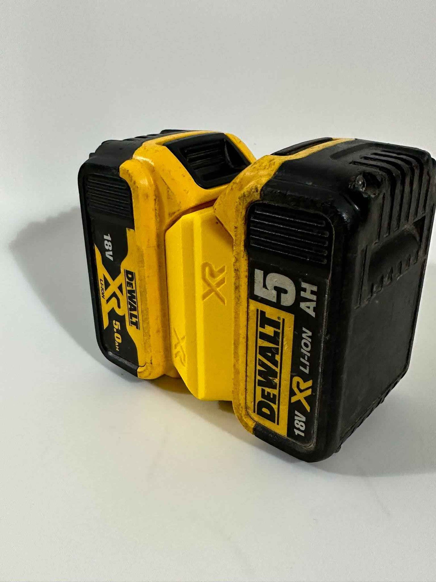 Adaptador personalizado 3D amarillo para baterías Dewalt XR 18V 5Ah de Miartesaniaen3D