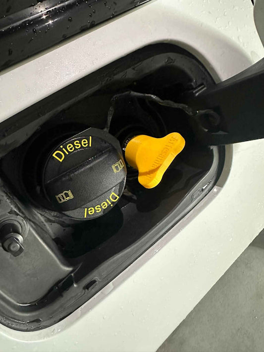 Tapa de combustible diésel con accesorio amarillo impreso en 3D, Miartesaniaen3D