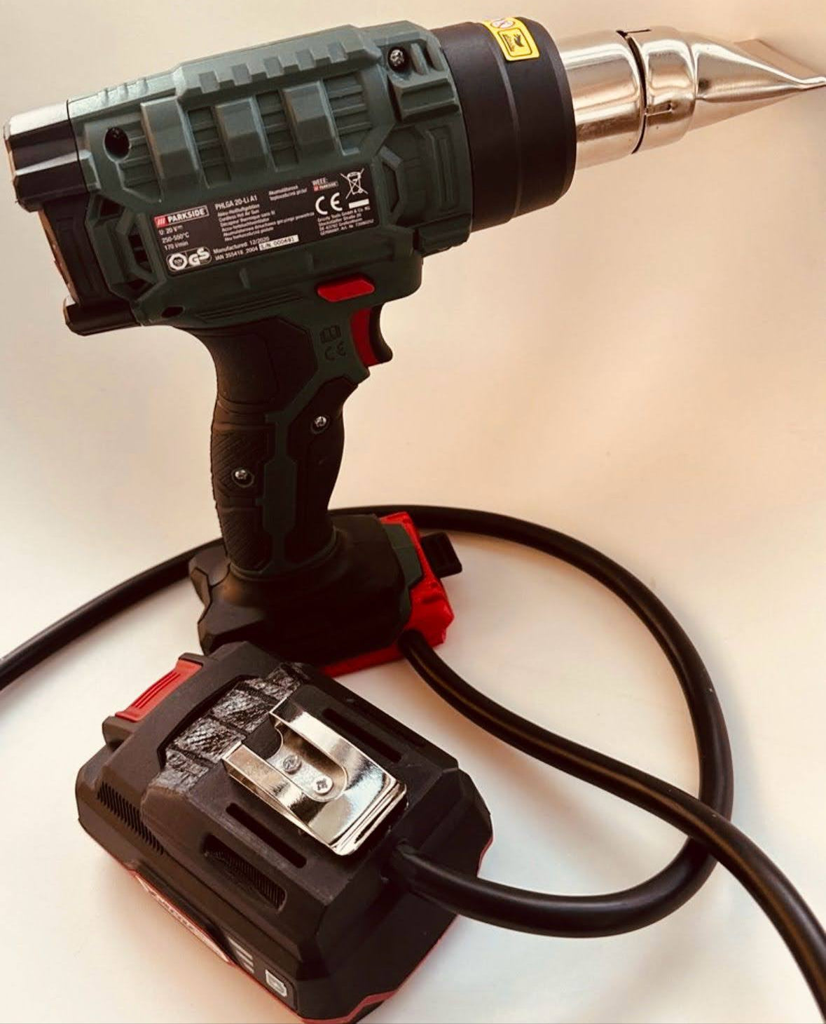 Adaptador de batería Parkside conectado a herramienta eléctrica, fondo blanco, MiArtesaniaen3D